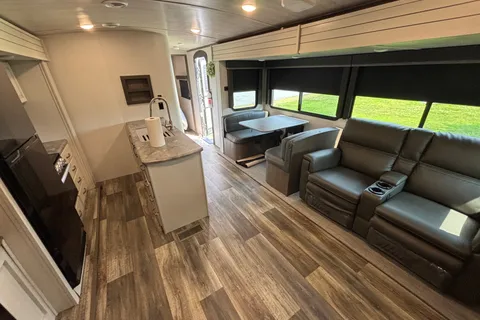Dreese Outdoor Rentals Keystone 34TSB Luxury Travel Trailer w/auto leveling!