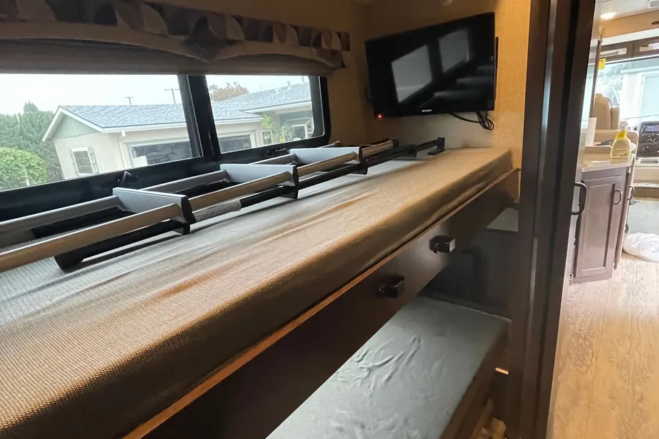 Glamp in Style! 2017 Thor Hurricane | Sleeps 10 + Delivery