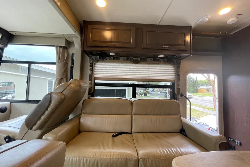 Glamp in Style! 2017 Thor Hurricane | Sleeps 10 + Delivery