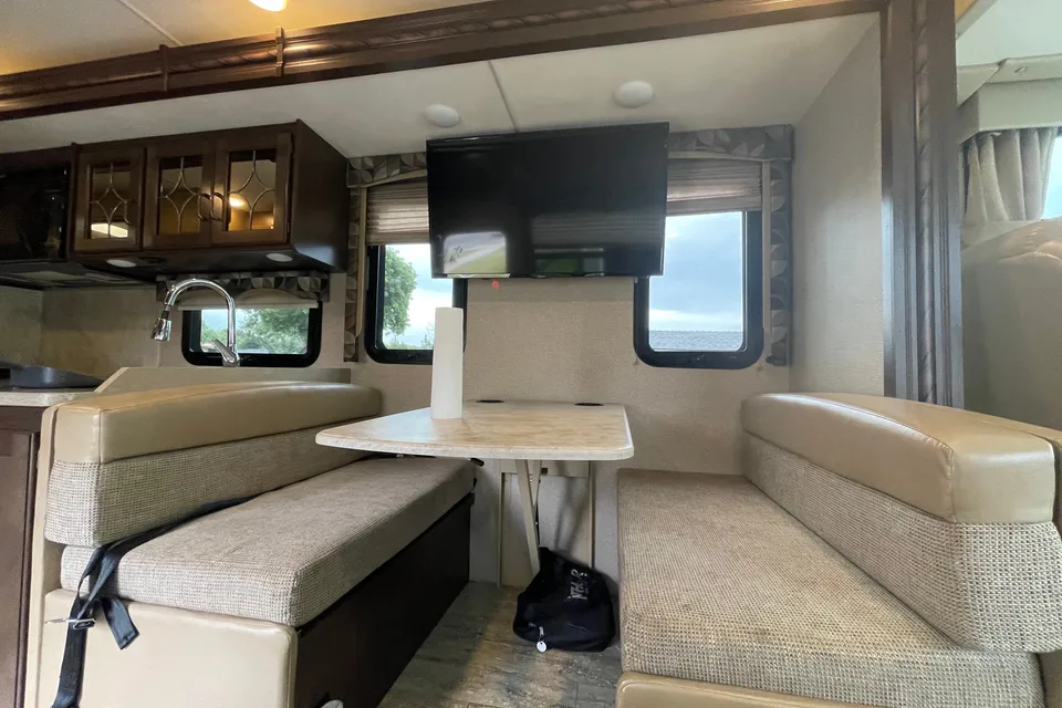 Glamp in Style! 2017 Thor Hurricane | Sleeps 10 + Delivery
