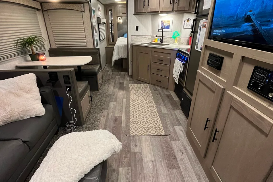  Cozy 2021 30-Foot Travel Trailer - Sleeps 5, Turnkey Ready for Your Adventure!