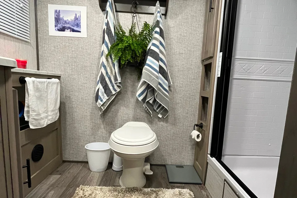  Cozy 2021 30-Foot Travel Trailer - Sleeps 5, Turnkey Ready for Your Adventure!