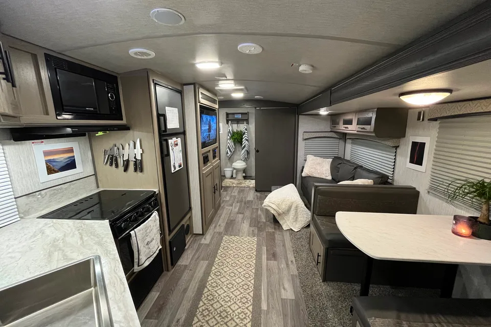  Cozy 2021 30-Foot Travel Trailer - Sleeps 5, Turnkey Ready for Your Adventure!
