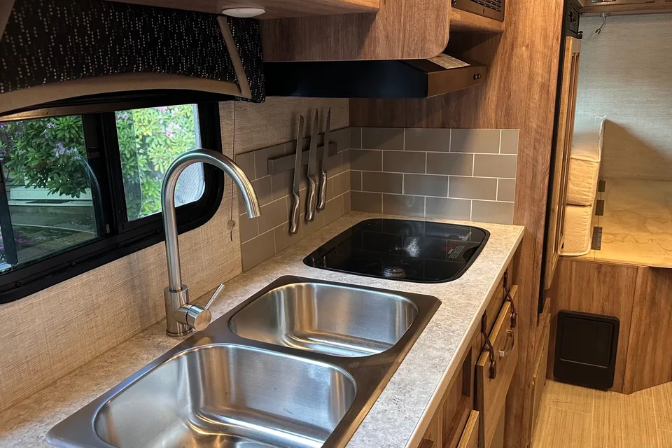 Go Vancouver-Jayco Redhwrk Class C