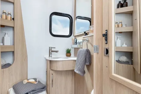 Leisure Travel Van Unity RL - PNW Glamping Easy for First Timers