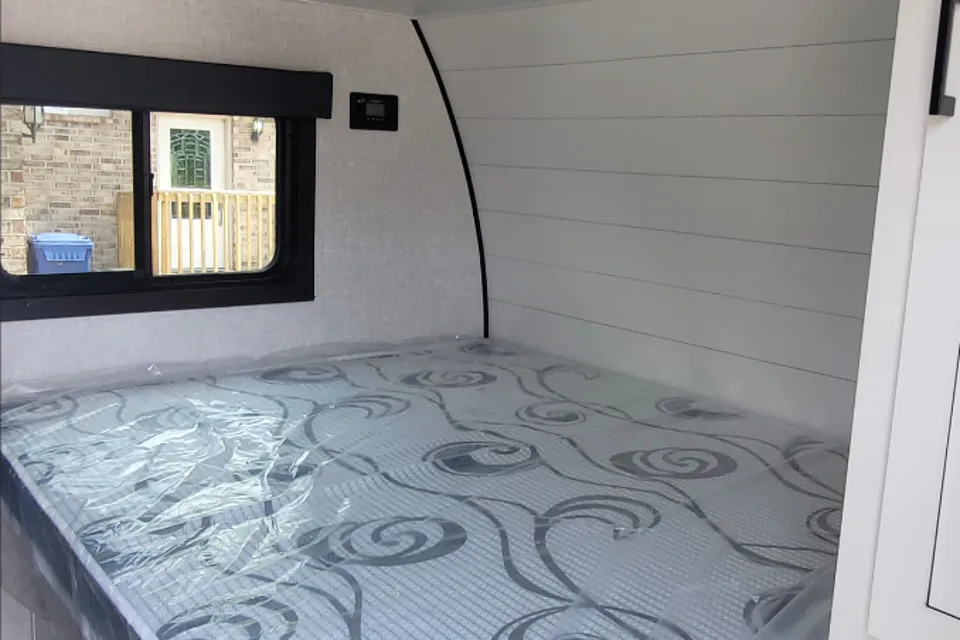 NEW Cozy Family Camper with Bunks - 2024 Starcraft 19BH