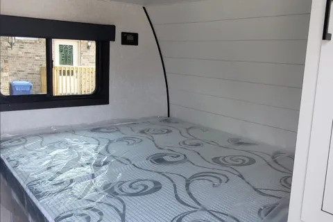 NEW Cozy Family Camper with Bunks - 2024 Starcraft 19BH