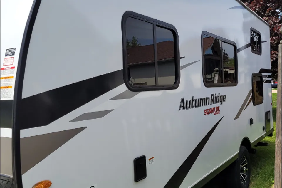 NEW Cozy Family Camper with Bunks - 2024 Starcraft 19BH