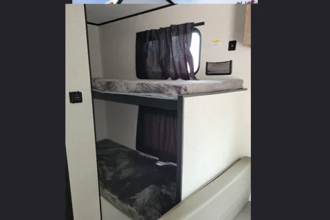 NEW Cozy Family Camper with Bunks - 2024 Starcraft 19BH