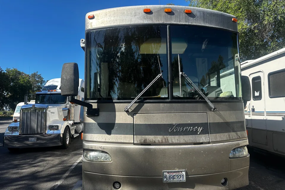 Eugene’s Winnebago Journey 32T Class A DIESEL PUSHER