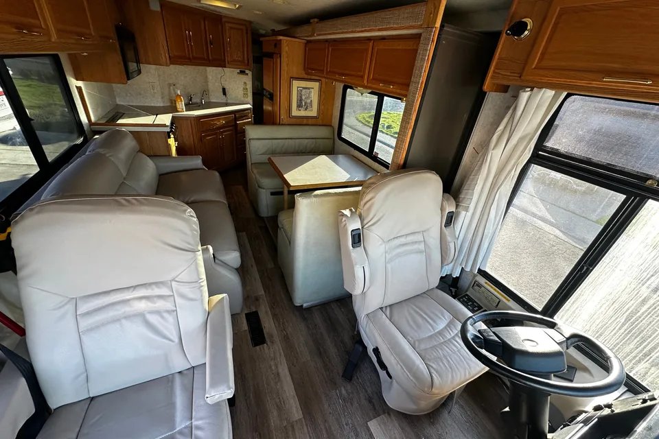 Eugene’s Winnebago Journey 32T Class A DIESEL PUSHER