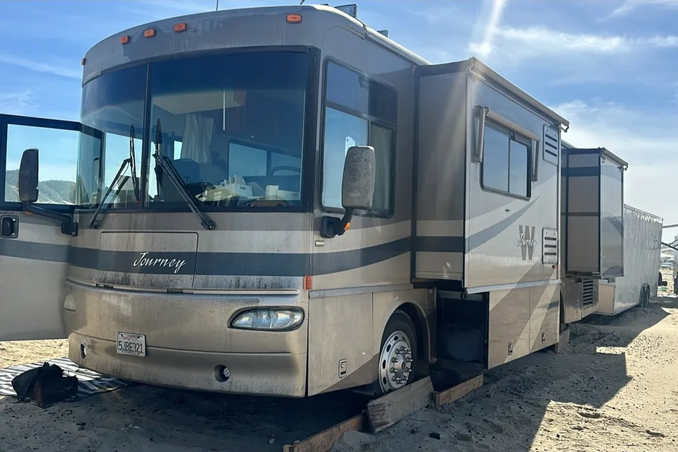 Eugene’s Winnebago Journey 32T Class A DIESEL PUSHER