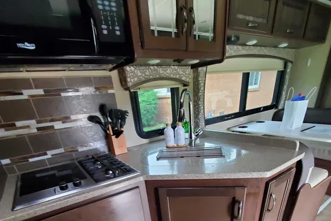 The Adventure Lurking in Lightening...Thor Chateau Motorcoach 