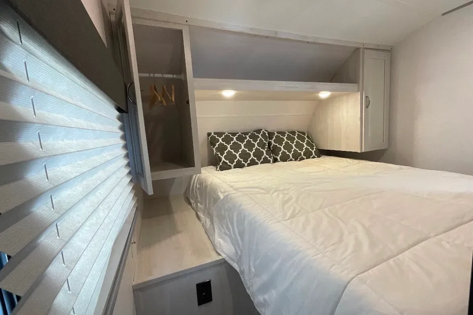 ouRVrentals3 (2 slide, outdoor kitchen and bunkhouse)