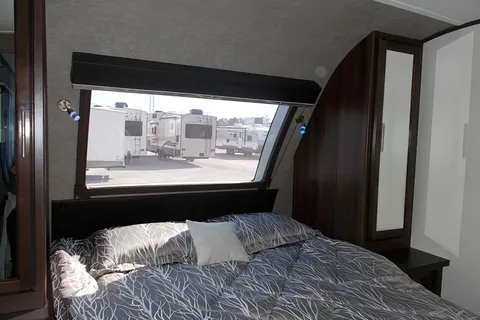 All you need to do is show up! FULLY STOCKED, FAMILY FRIENDLY like new 31’ with 2 slides Jayco WhiteHawk trailer!