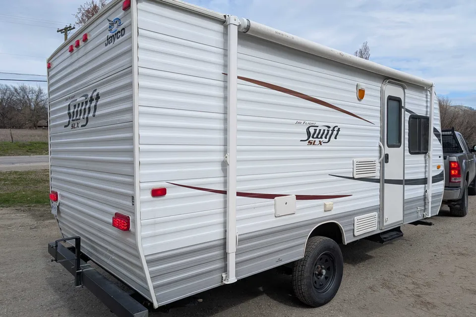 Riley and Kate's Jayco Swift SLX 18 ft