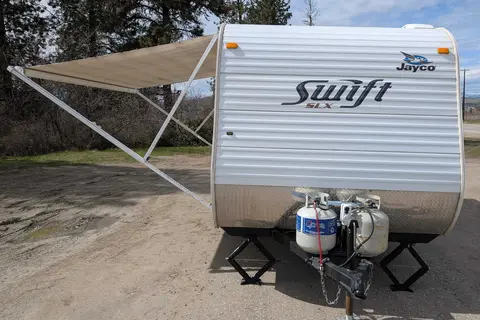 Riley and Kate's Jayco Swift SLX 18 ft