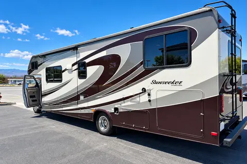 Family Adventure RV | Sleeps 8 | Easy Road Trip Ready - Unlimited WIFI!