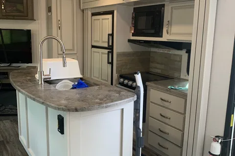 THE MARIMIKE Deluxe Bunkhouse