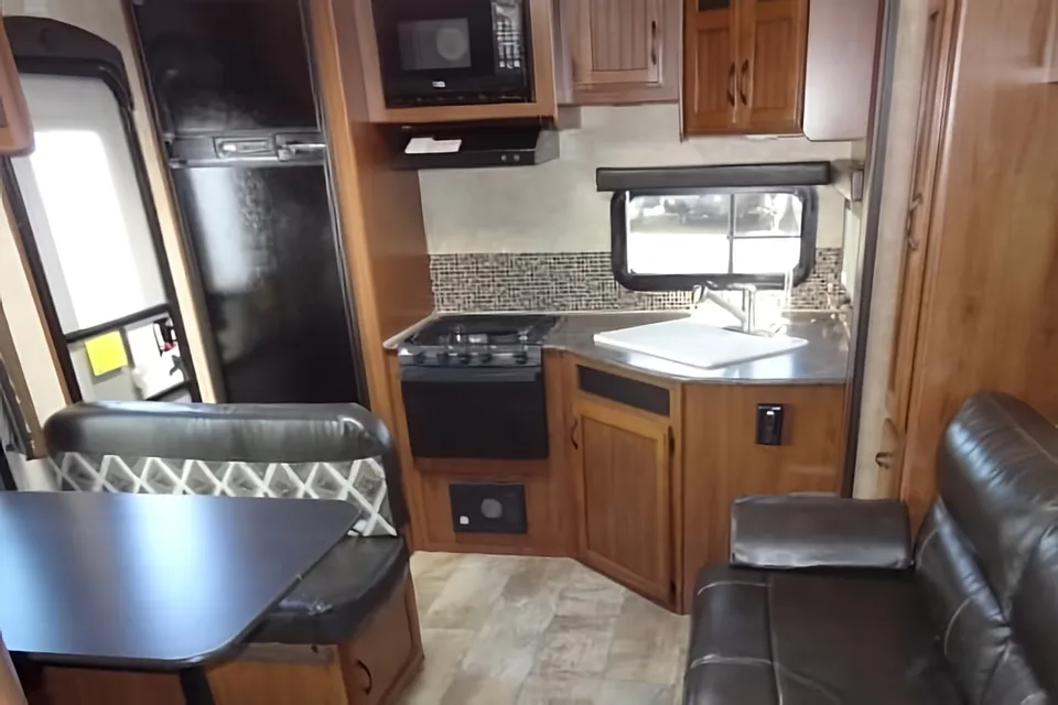 🇨🇦 Beautiful Jayco Whitehawk 24' Travel Trailer!