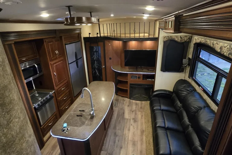 Dustin's Evergreen Tesla Fifth Wheel