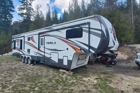 Dustin's Evergreen Tesla Fifth Wheel