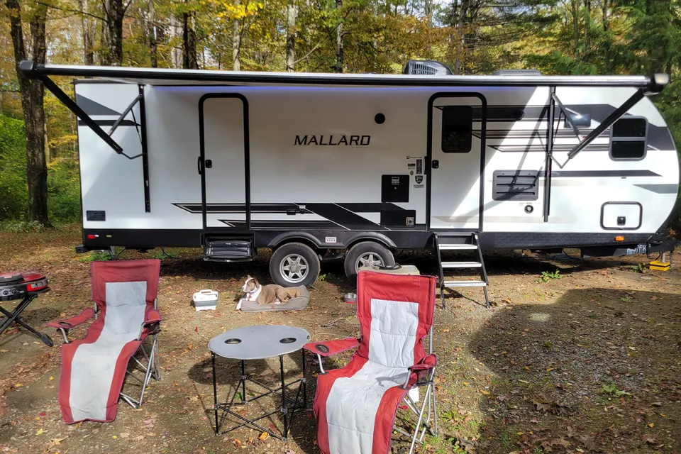 Luxury travel trailer w/ King size bed & 50 inch tv