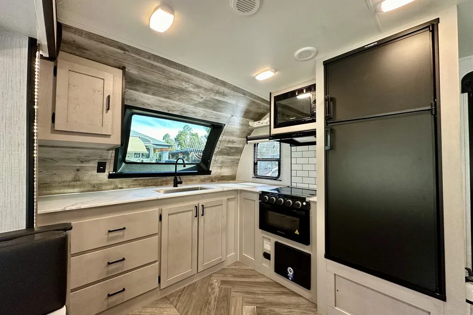 Luxury travel trailer w/ King size bed & 50 inch tv