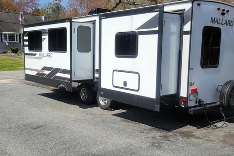 Luxury travel trailer w/ King size bed & 50 inch tv