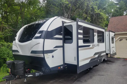 Luxury travel trailer w/ King size bed & 50 inch tv