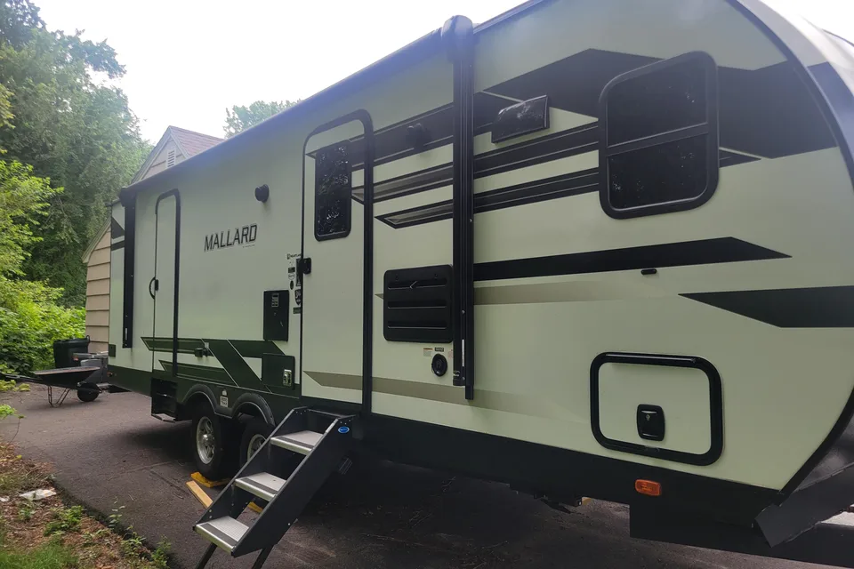 Luxury travel trailer w/ King size bed & 50 inch tv