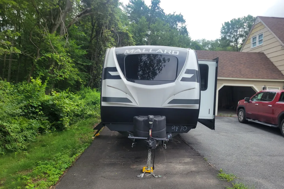 Luxury travel trailer w/ King size bed & 50 inch tv