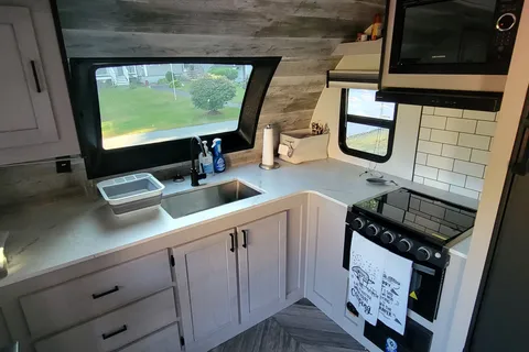 Luxury travel trailer w/ King size bed & 50 inch tv