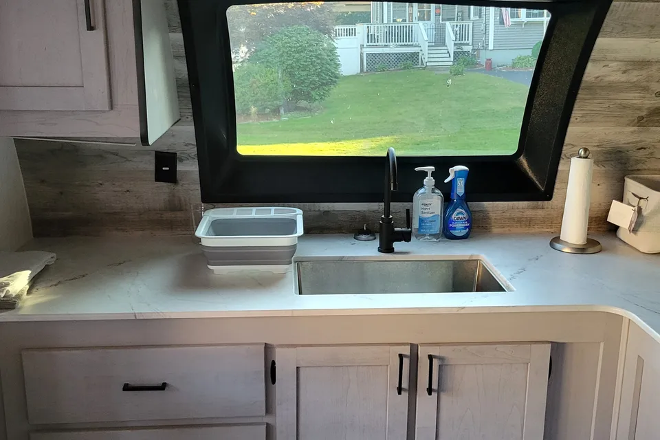 Luxury travel trailer w/ King size bed & 50 inch tv