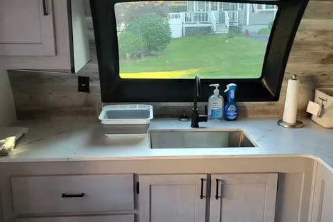 Luxury travel trailer w/ King size bed & 50 inch tv