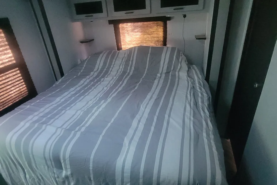 Luxury travel trailer w/ King size bed & 50 inch tv