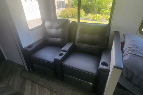 Luxury travel trailer w/ King size bed & 50 inch tv