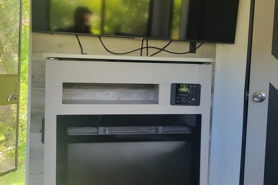 Luxury travel trailer w/ King size bed & 50 inch tv