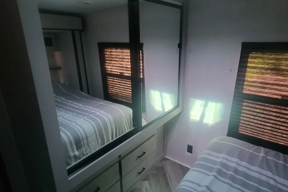 Luxury travel trailer w/ King size bed & 50 inch tv