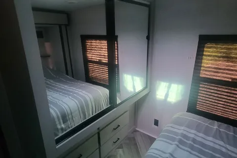 Luxury travel trailer w/ King size bed & 50 inch tv