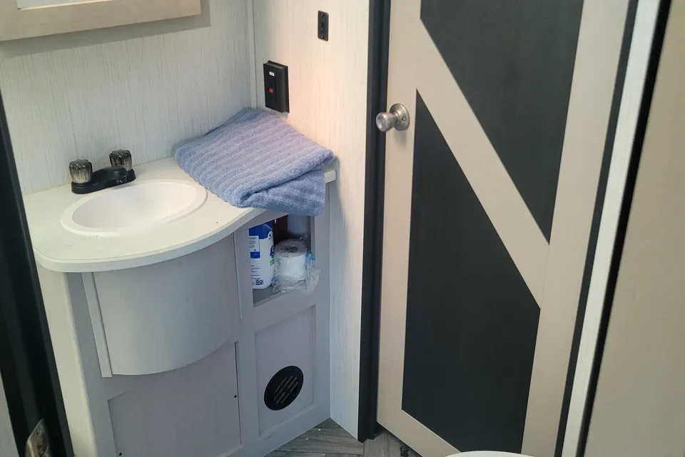 Luxury travel trailer w/ King size bed & 50 inch tv