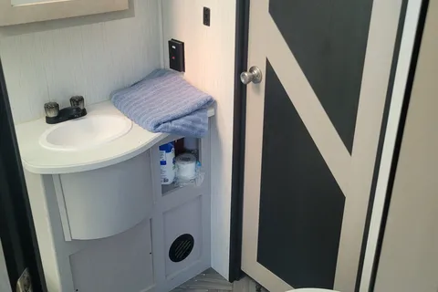 Luxury travel trailer w/ King size bed & 50 inch tv