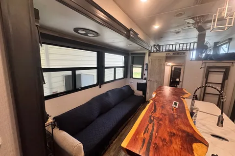 Brandon's Keystone Avalanche 390DS Fifth Wheel