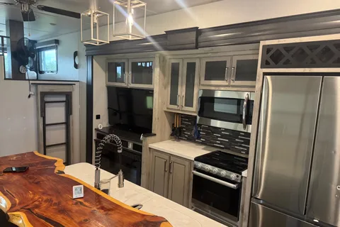Brandon's Keystone Avalanche 390DS Fifth Wheel