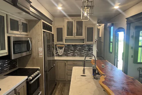 Brandon's Keystone Avalanche 390DS Fifth Wheel