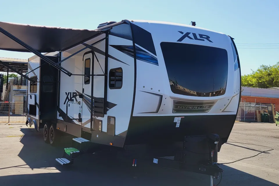 The Lakeside Lodge XLR 3310 Toy Hauler Hyperlite HD Ocean View