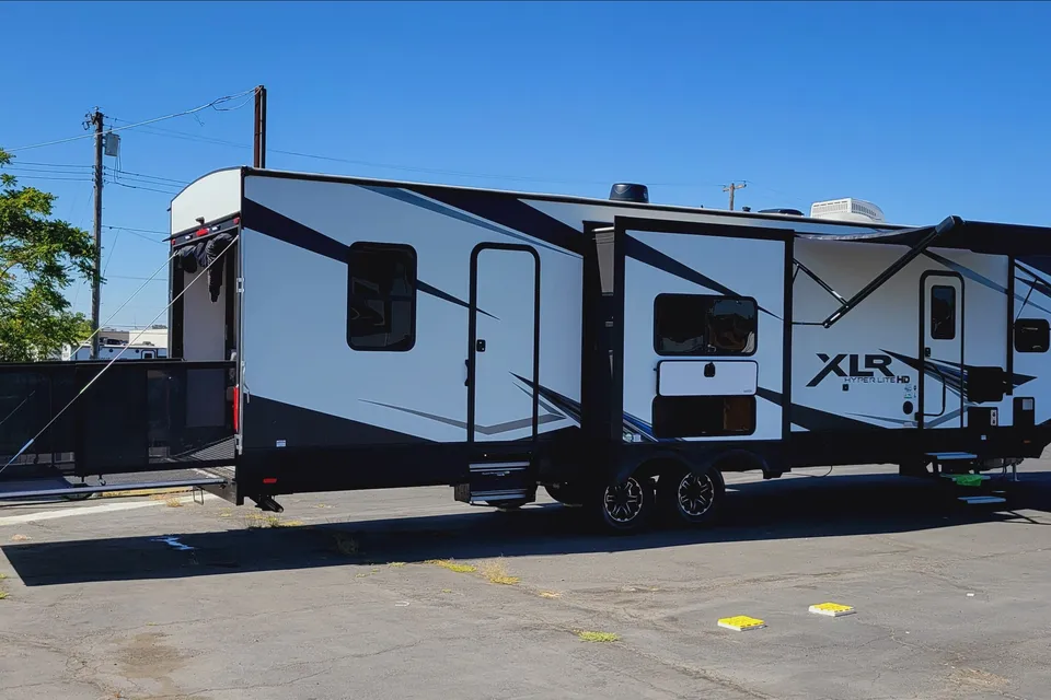 The Lakeside Lodge XLR 3310 Toy Hauler Hyperlite HD Ocean View