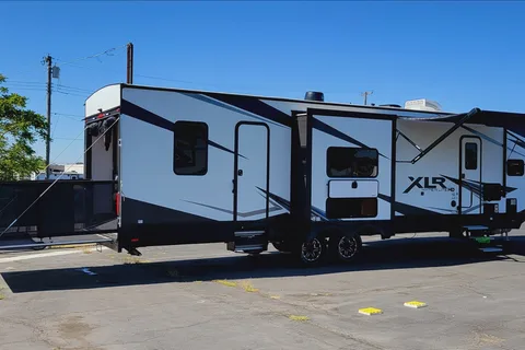 The Lakeside Lodge XLR 3310 Toy Hauler Hyperlite HD Ocean View