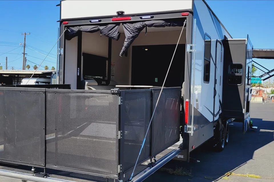The Lakeside Lodge XLR 3310 Toy Hauler Hyperlite HD Ocean View