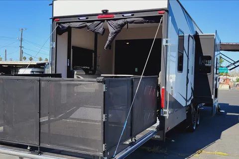 The Lakeside Lodge XLR 3310 Toy Hauler Hyperlite HD Ocean View
